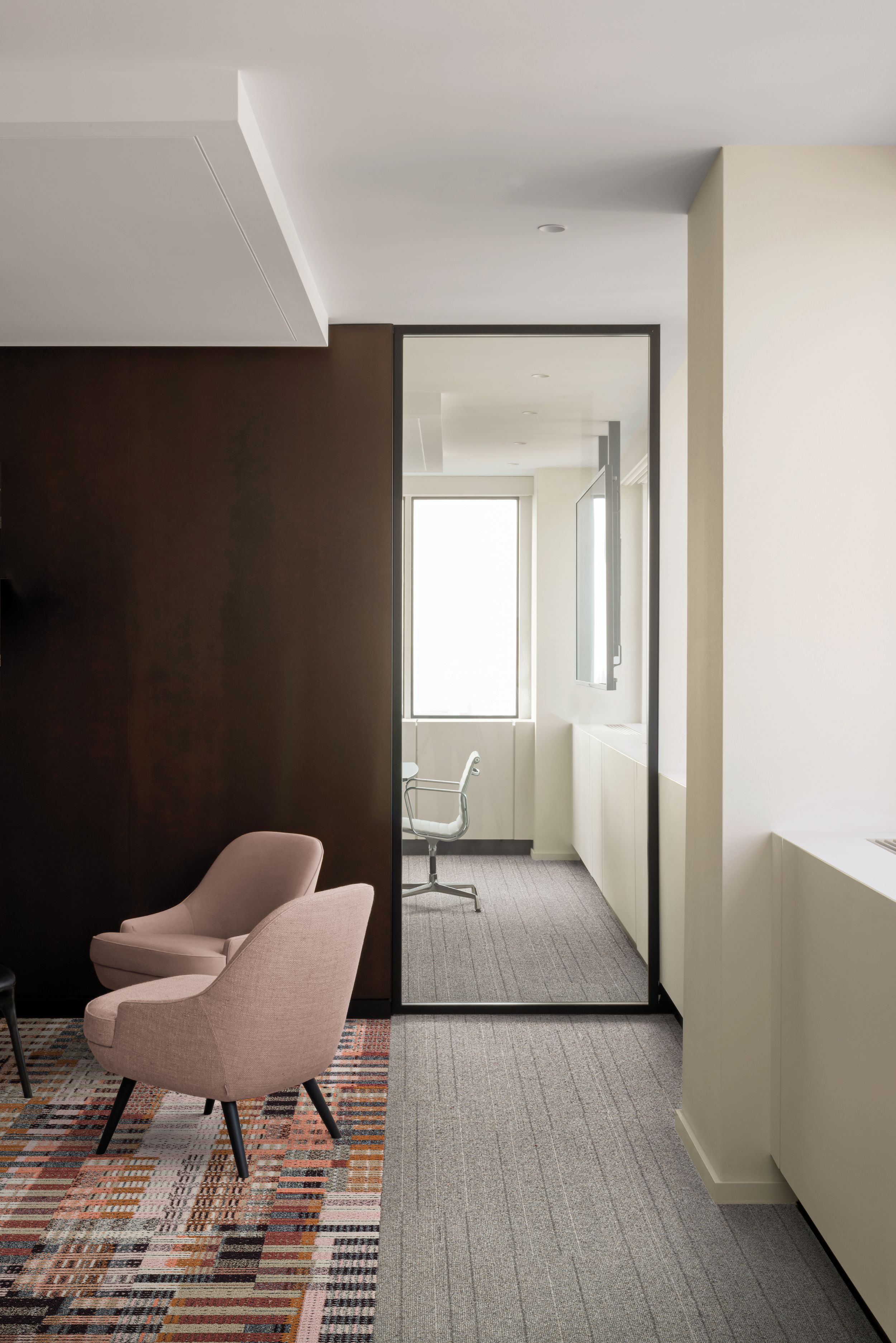 Interface Drawn Thread and Social Fabric plank carpet tile in small office with two chairs numéro d’image 6